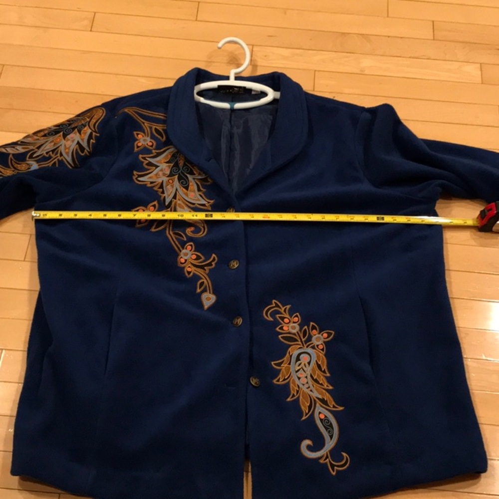 Preowned Women’s Bob Macke Wearable Art fleece coat w embroidery - blue - 2X - Picture 9 of 11